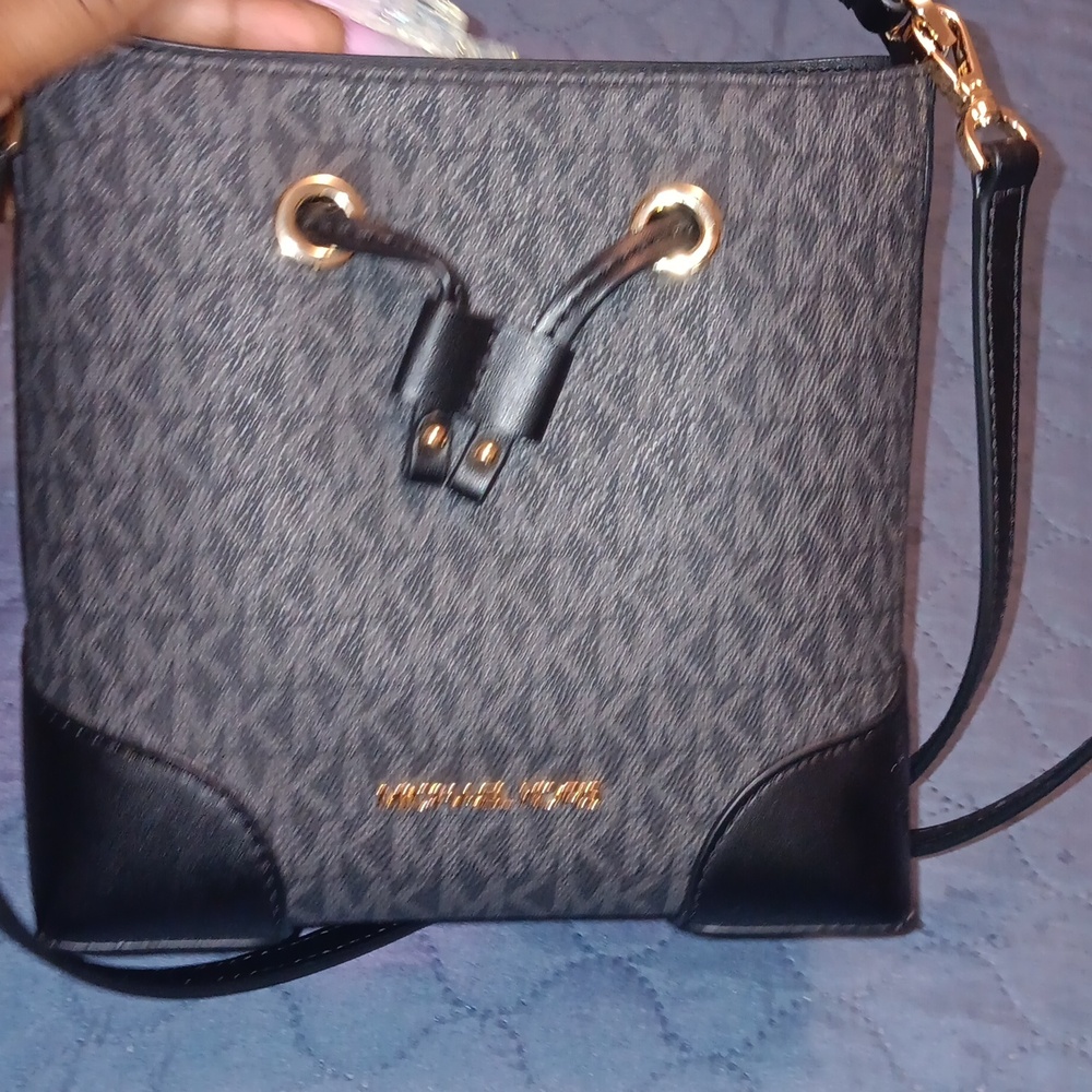 A black Micheal kors purse